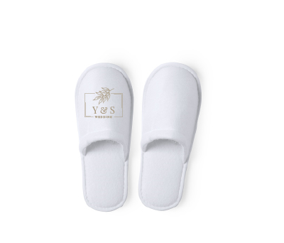 zapatillas de estar por casa en color blanco personalizadas con logo como recuerdo para los invitados de la boda